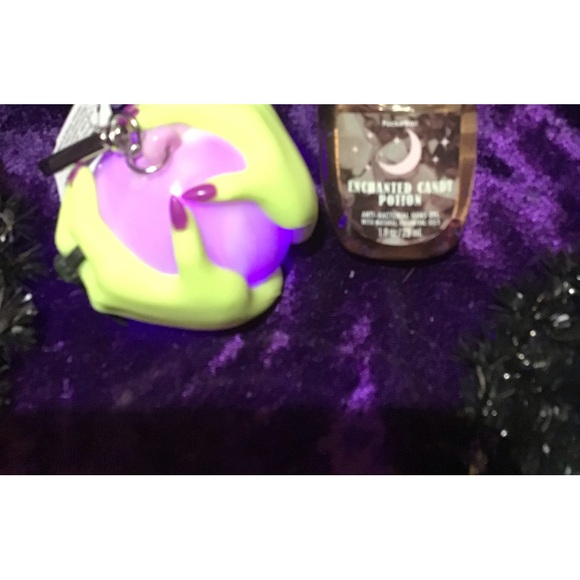 BBW GLOW IN THE DARK WITCHES HAND POCKETPAC HOLDER &1 refill in enchanted spell - Picture 2 of 5